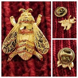 Elegant Gold Bee Brooch